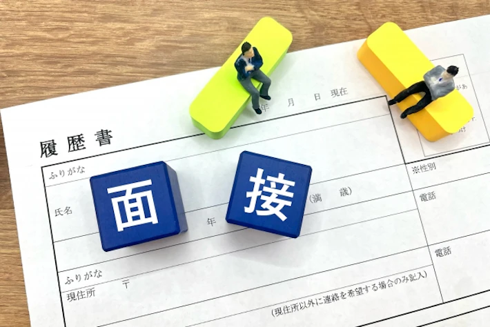 履歴書を見る会社員と「面接」の文字