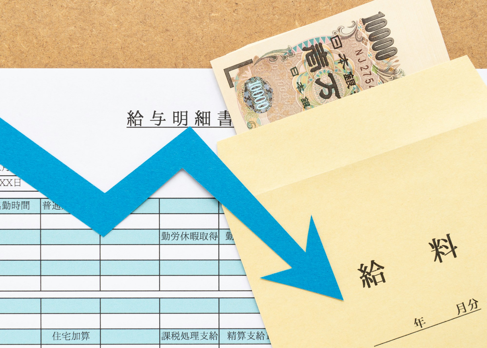 定年後の再雇用で給与はどれくらい下がる?再就職や勤務延長制度との違いと給与減対策を解説|シニアタイムズ 定年後の再雇用で給与はどれくらい下がる?再就職や勤務延長制度との違いと給与減対策を解説|シニアタイムズ