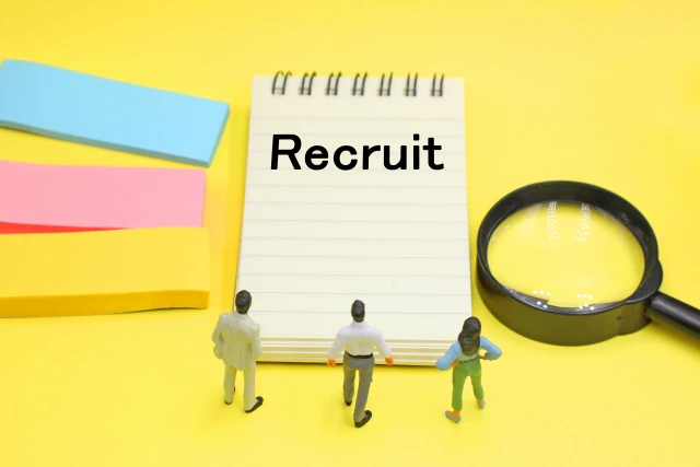 「RECRUIT」の文字を見る会社員
