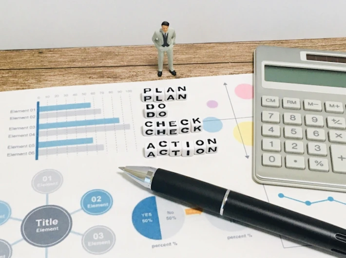 「PLAN」「DO」「CHECK」「ACTION」の文字ブロック