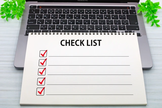パソコンとチェックリスト