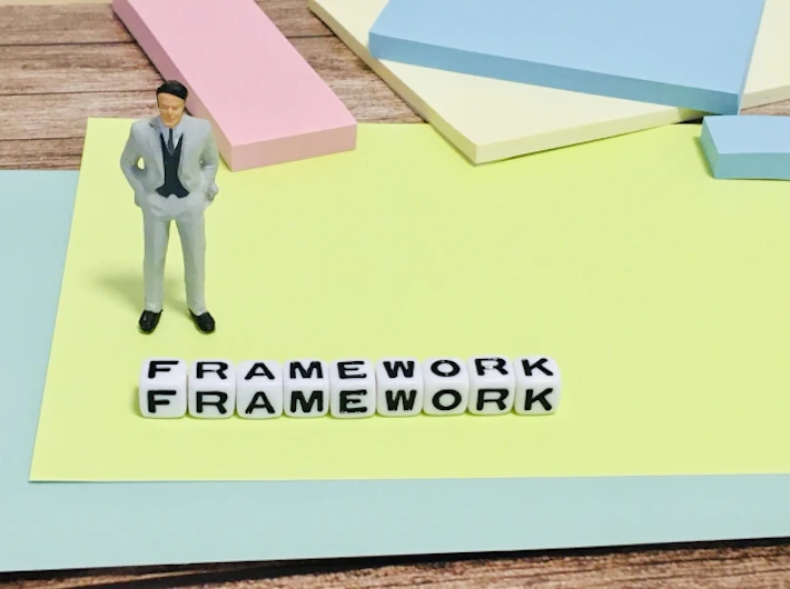 「FRAMEWORK」の文字と会社員