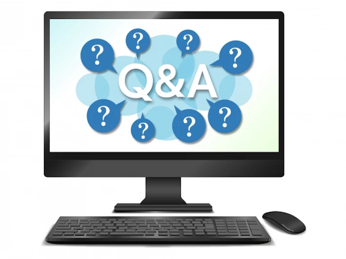 「Q&A」と「?」が表示されているデスクトップパソコン
