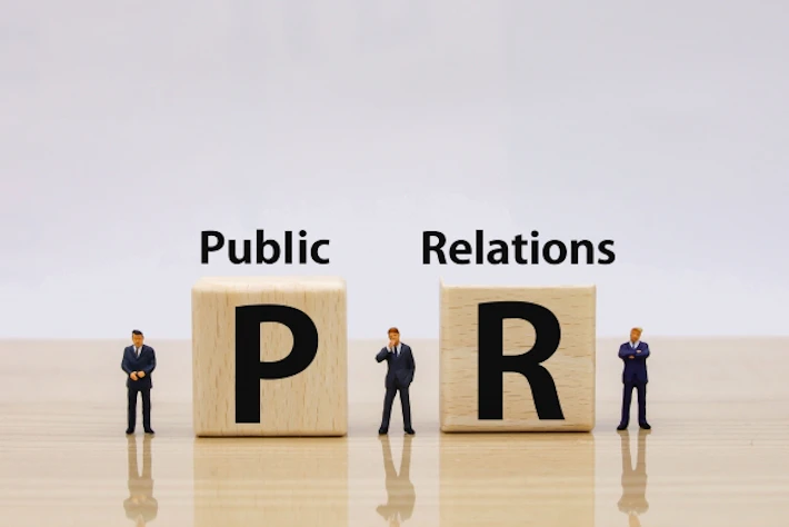 「PR」の文字ブロックと会社員