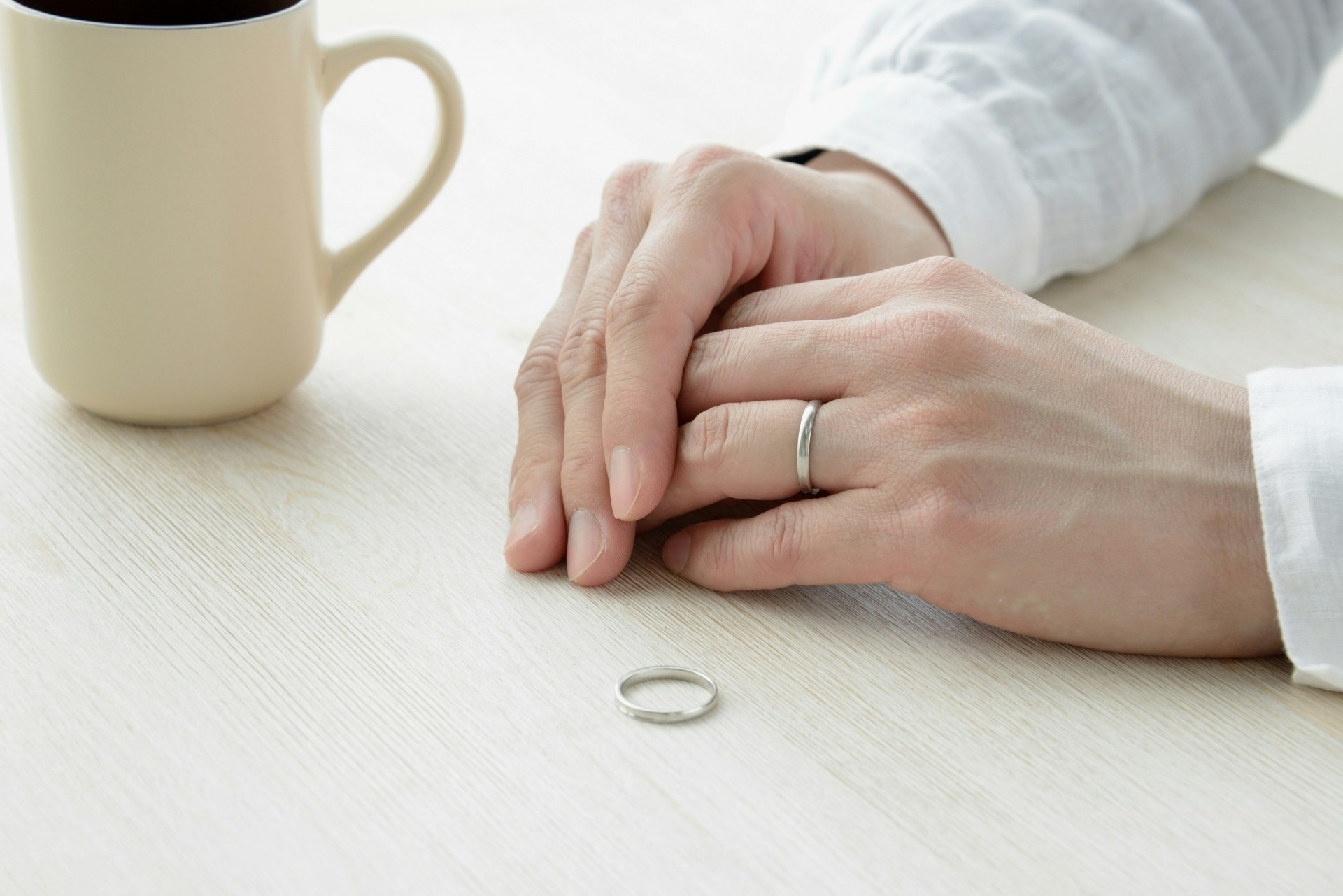 結婚指輪をはずし、離婚を考えている人