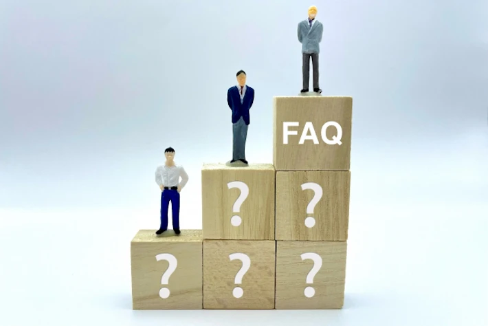 「FAQ」と「？」が書かれた文字ブロック