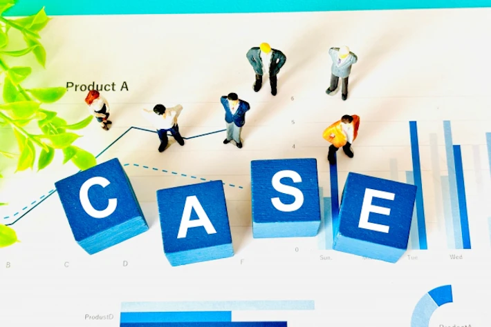 「CASE」の文字ブロックと会社員