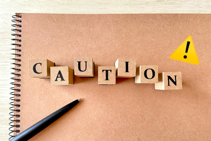 「CAUTION」と書かれたスケッチブック