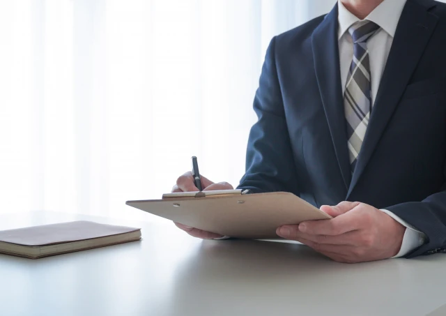書類をチェックする面接官