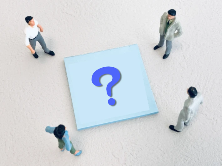 「？」を取り囲む4人の会社員