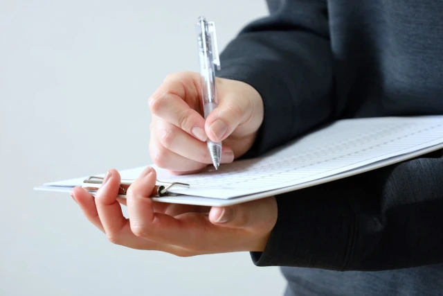 チェックシートを持つ面接官