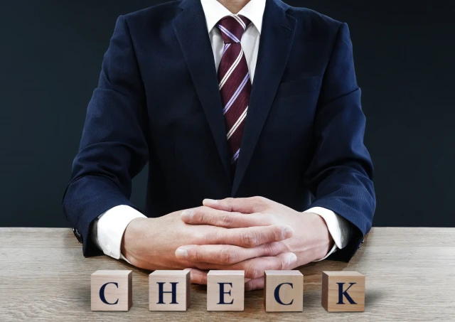 面接官の手と「CHECK」の文字