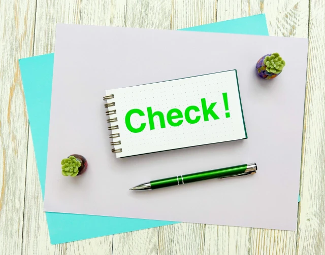 「Check!」と書かれた画用紙