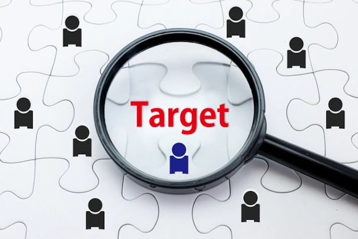 「Target」の文字と虫めがねと人型アイコン