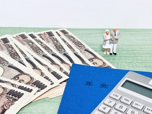 年金手帳とお札のイメージ