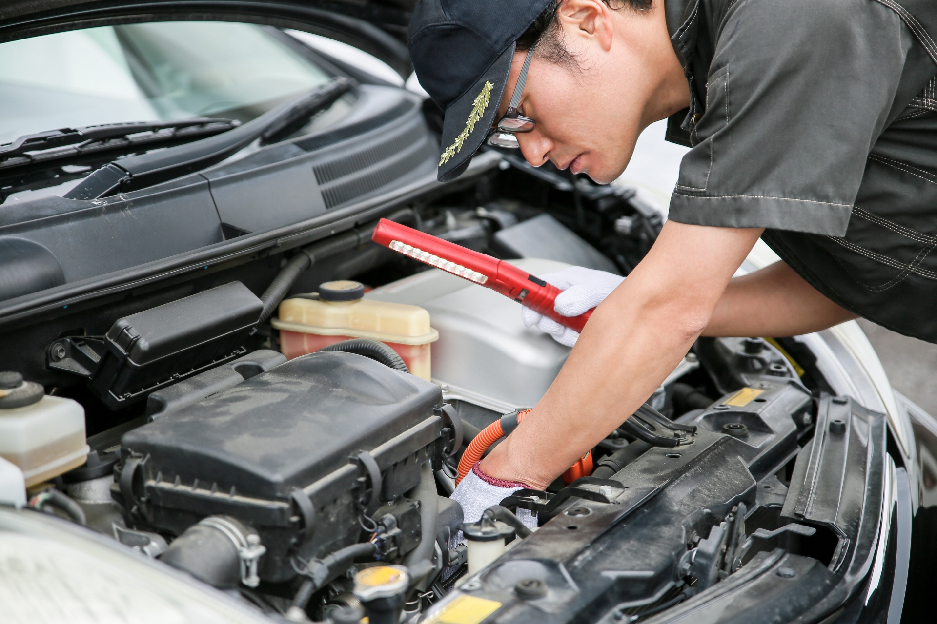 自動車整備士の1日の流れと仕事内容を解説！休日・残業・繁忙期・給与体系は？｜シニアタイムズ