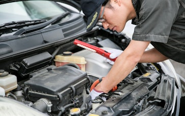 自動車整備士の1日の流れと仕事内容を解説!休日・残業・繁忙期・給与体系は?