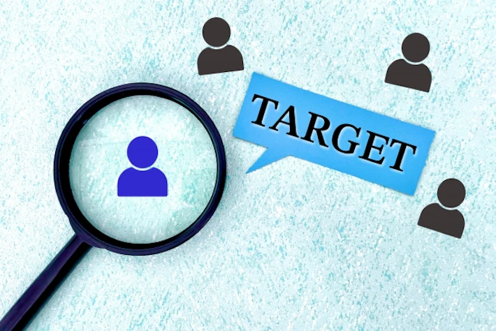 虫めがねと人型アイコンと「TARGET」の文字