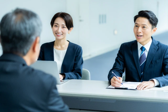 シニアを面接する面接官