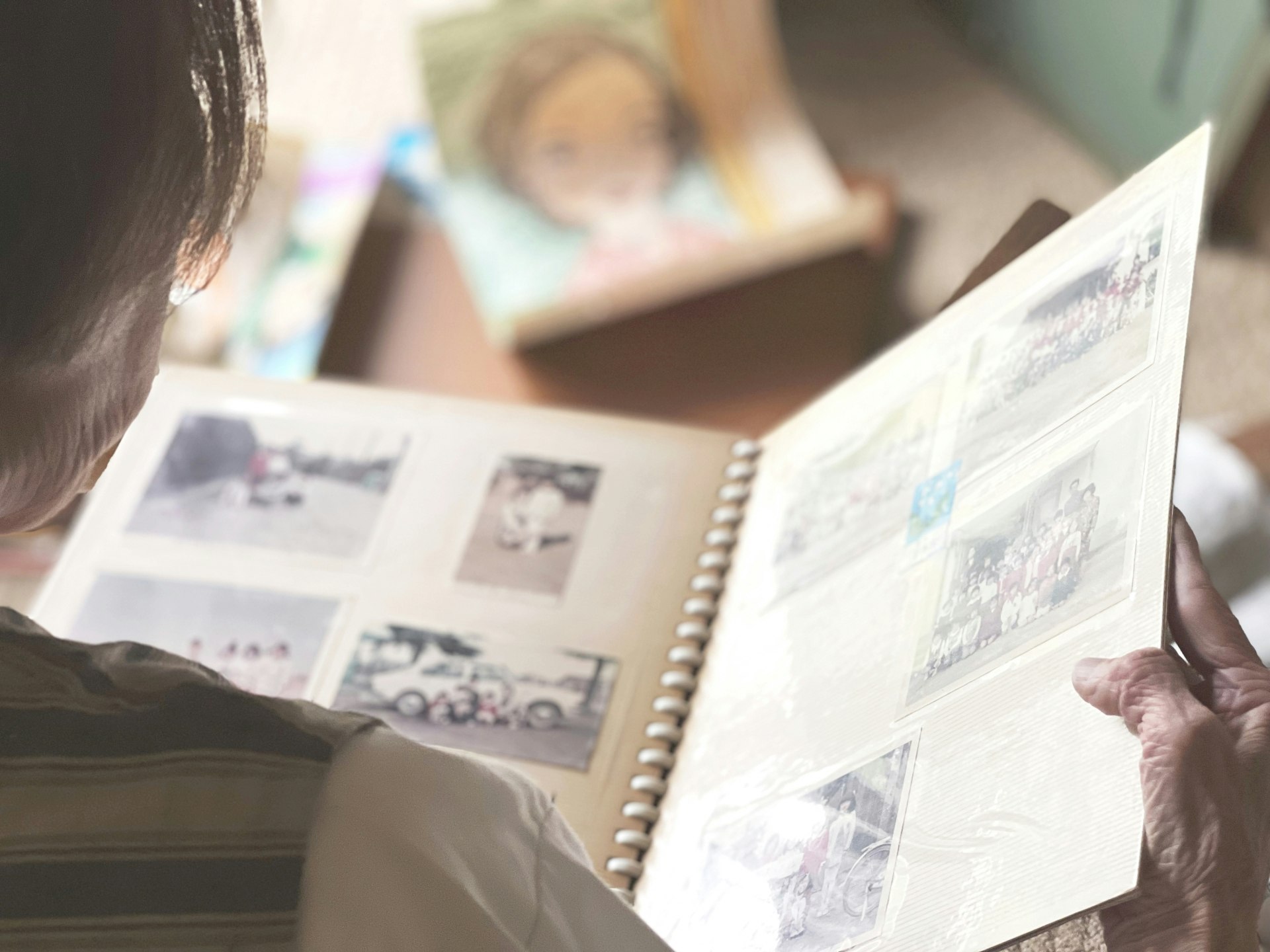 アルバムを眺める人