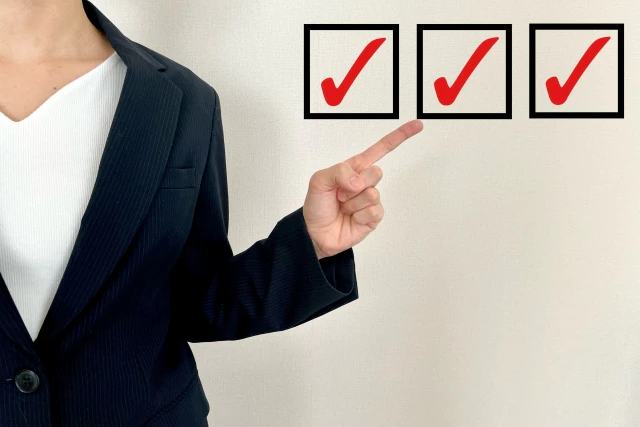 チェックマークを指差す人