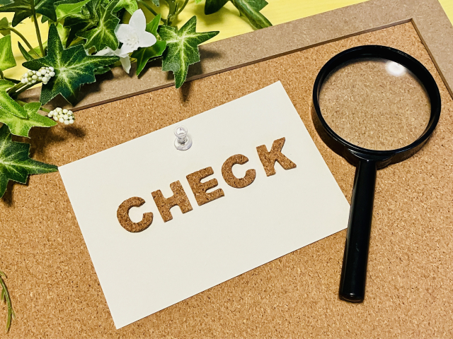 虫めがねと「CHECK」と書かれたメモ