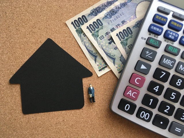 地震保険と電卓のイメージ