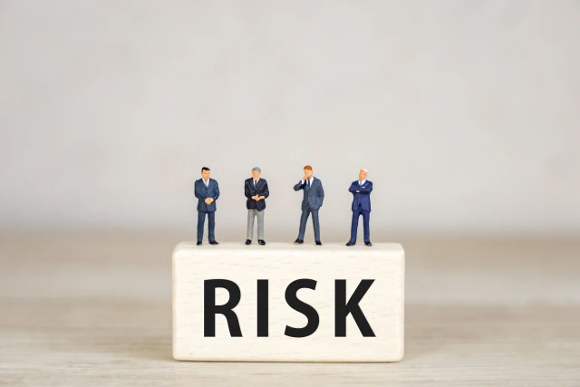 会社員と「リスク」の文字