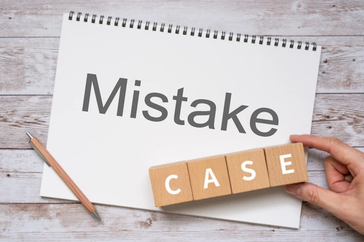 「Mistake　Case」の文字が書かれたスケッチブック
