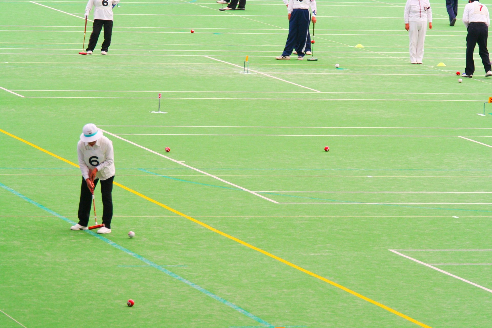 ゲートボールをしている人々