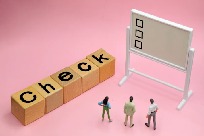 「Check」の文字ブロックと会社員