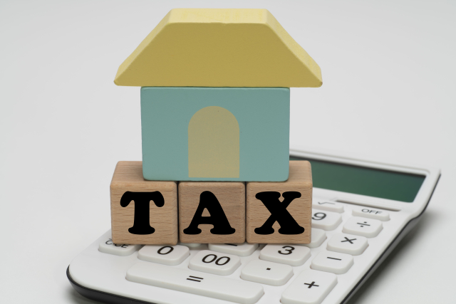 電卓と「TAX」の文字ブロック
