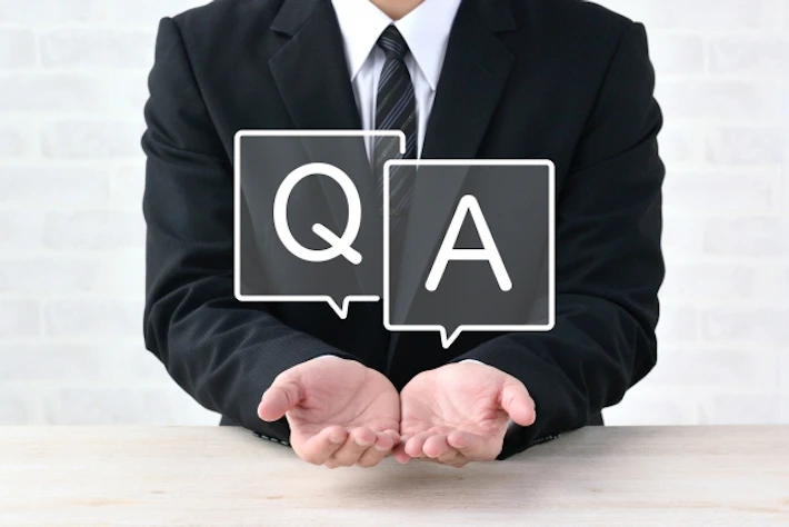 会社員と「QA」の文字