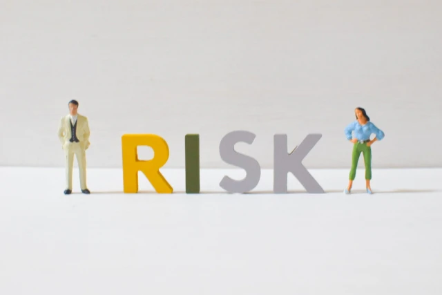 会社員と「リスク」の文字