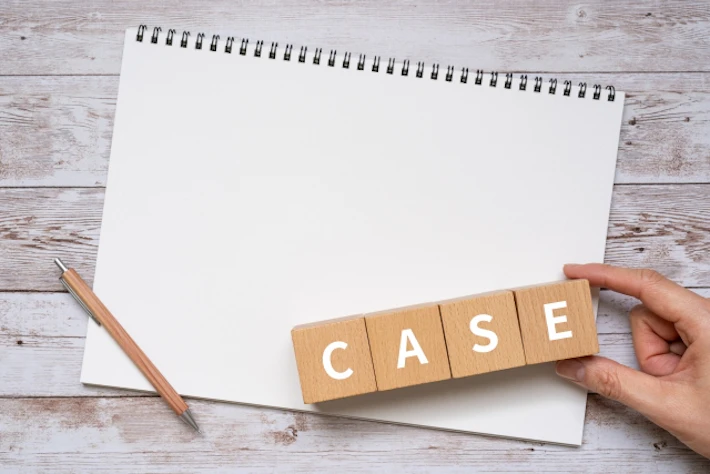 「CASE」の文字ブロックとスケッチブック