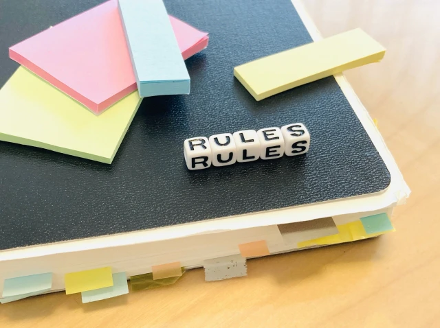 本と「RELES」の文字