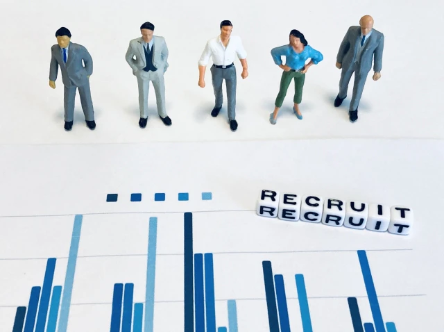 複数の面接官と「RECRUIT」の文字