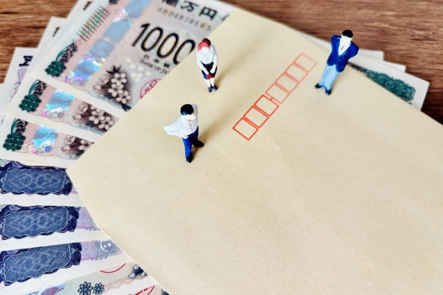 お札と人のイメージ