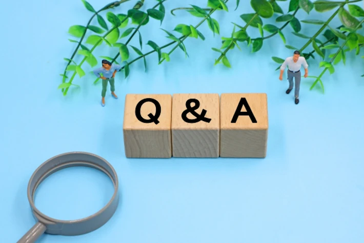 「Q&A」と書かれたブロックと虫めがね