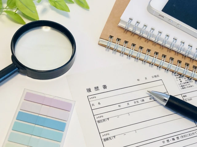 履歴書・付箋・虫めがね・ノートのイラスト