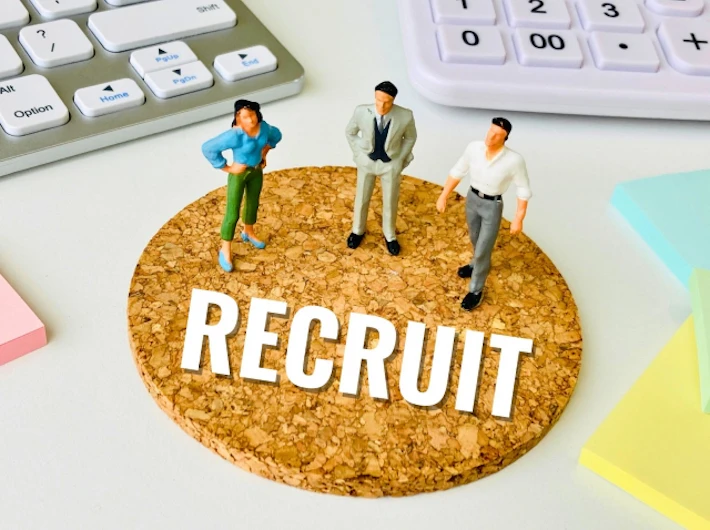 「RECRUIT」の文字と会社員