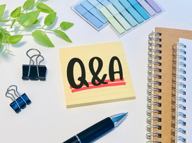 「Q&A」と書かれた付箋