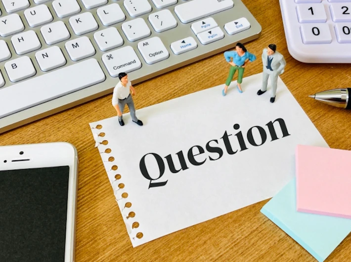 「Question」と書かれたメモと会社員