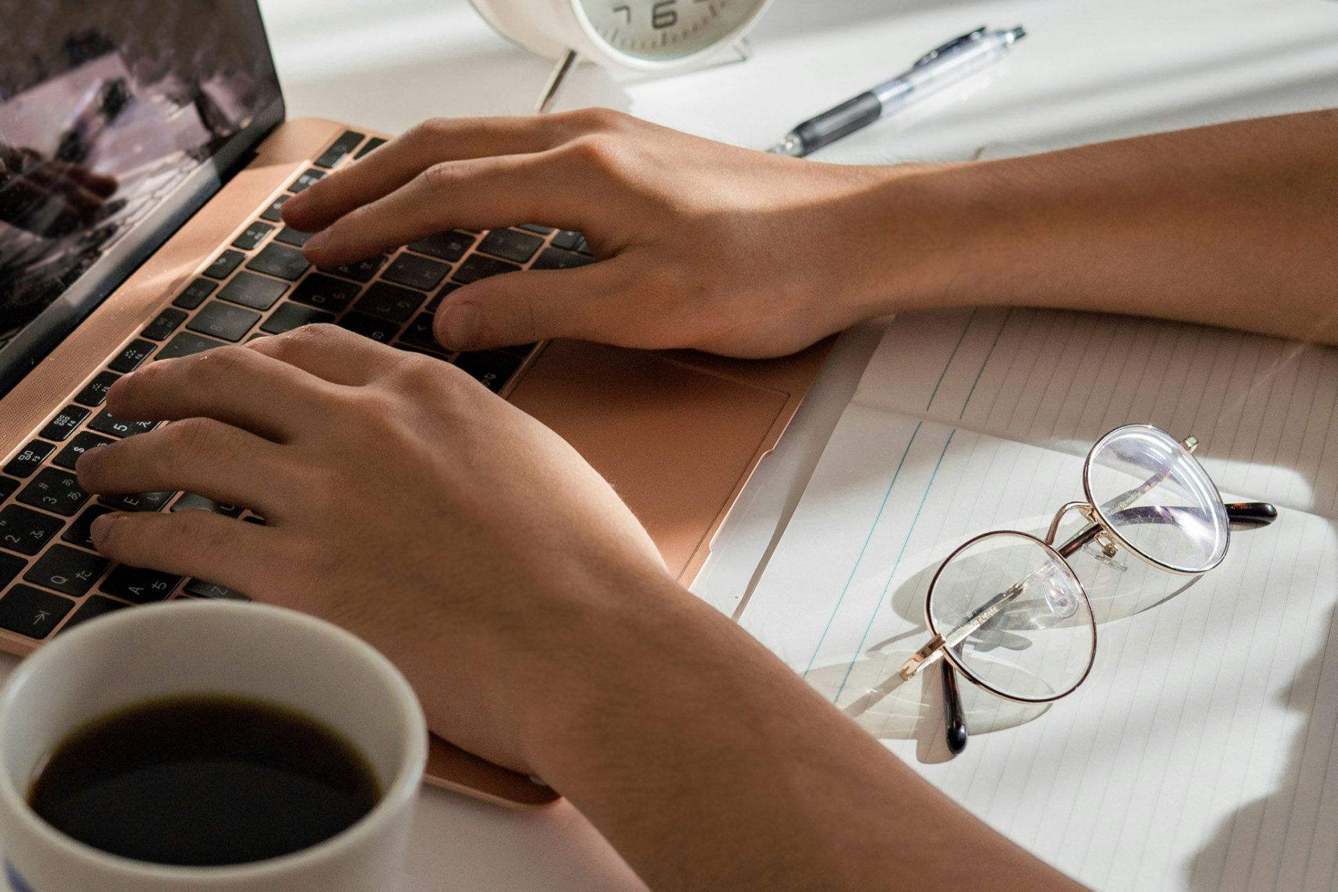 資格取得のために勉強する人