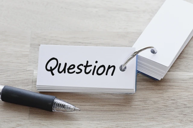 「Question」と書かれたカードとペン