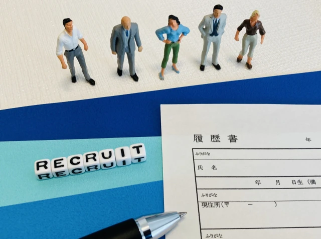履歴書と「RECRUIT」の文字