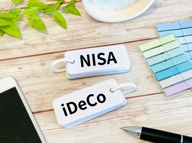 「NISA」と「iDeCo」が書かれたメモ