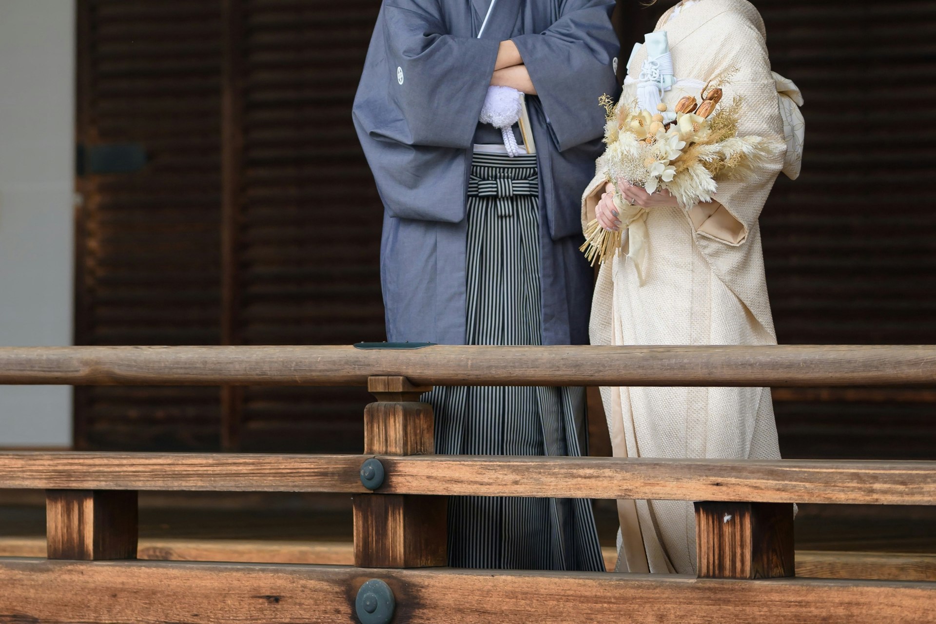 神社の境内で和装のフォトウェディングを行う大人婚の新郎新婦