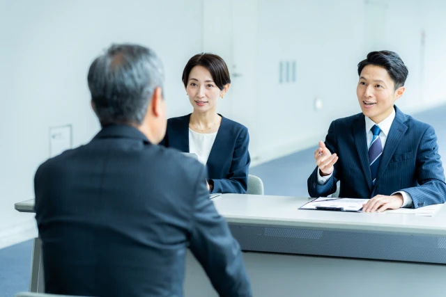 面接を受けているシニア