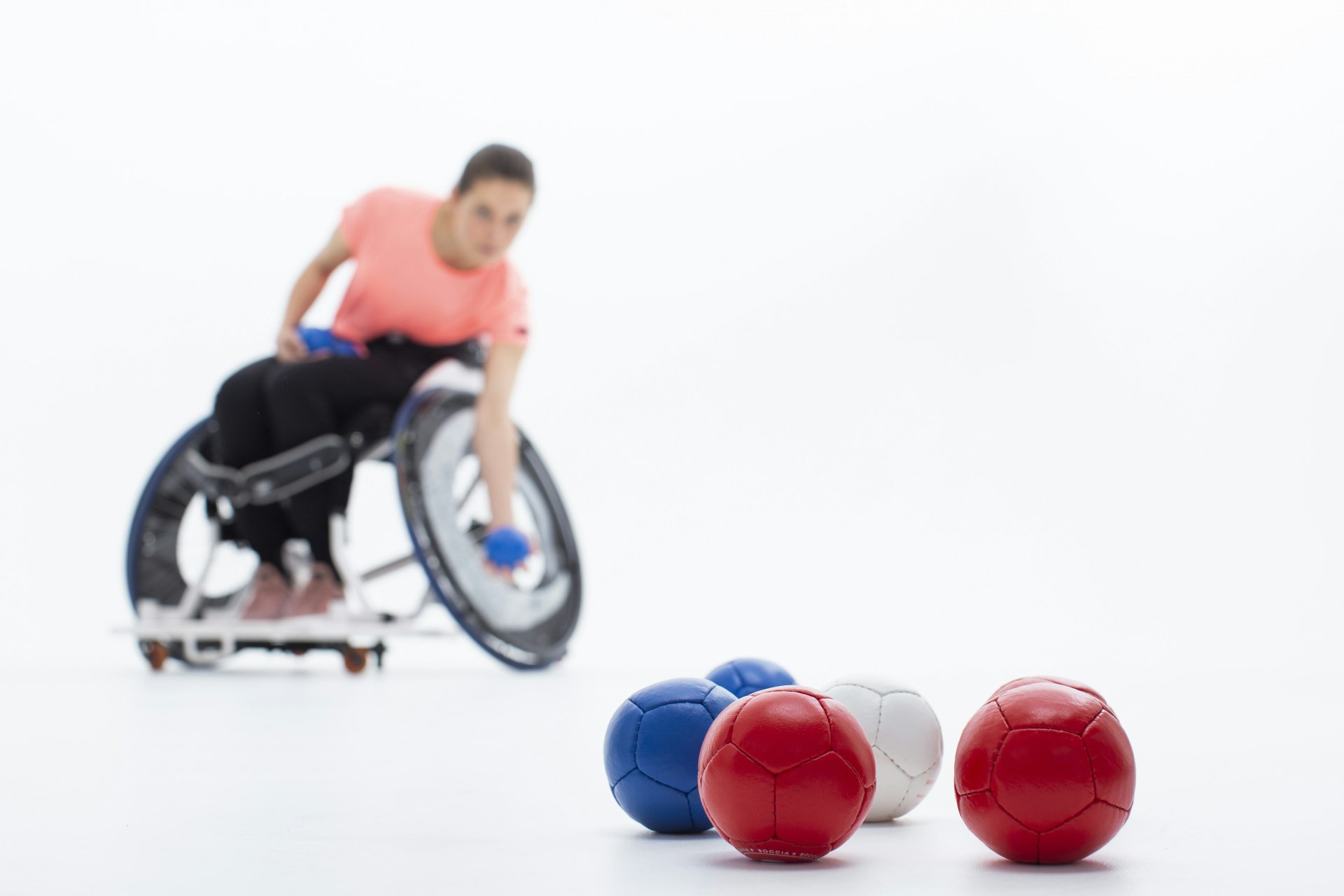 車椅子でボッチャをする人